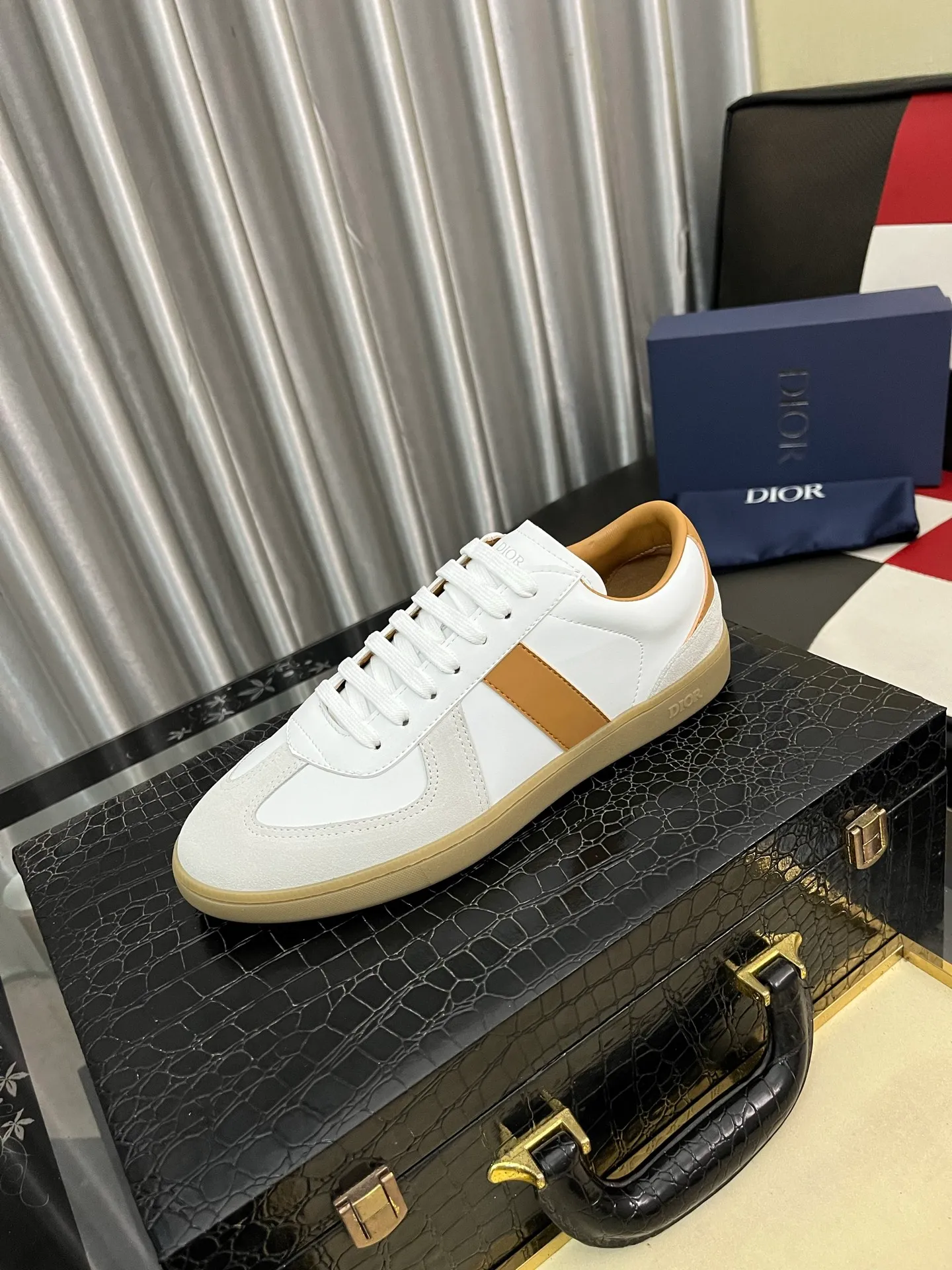 Men's shoes 💰380⌚️⌚️ 【Dior*DIAO】original quality.~ Unique modern style sneakers. 🏃A must-have casual shoe for trendy men😍😍 Original brand imported from Italy, imported original leather, sheep lining (refuses to discolor and grind feet) Sole: Original sole provided by the original factory, French lazy style design ⚠️Fit to the feet, original quality, super comfortable original sole. Code number: 38-448️⃣Colors available